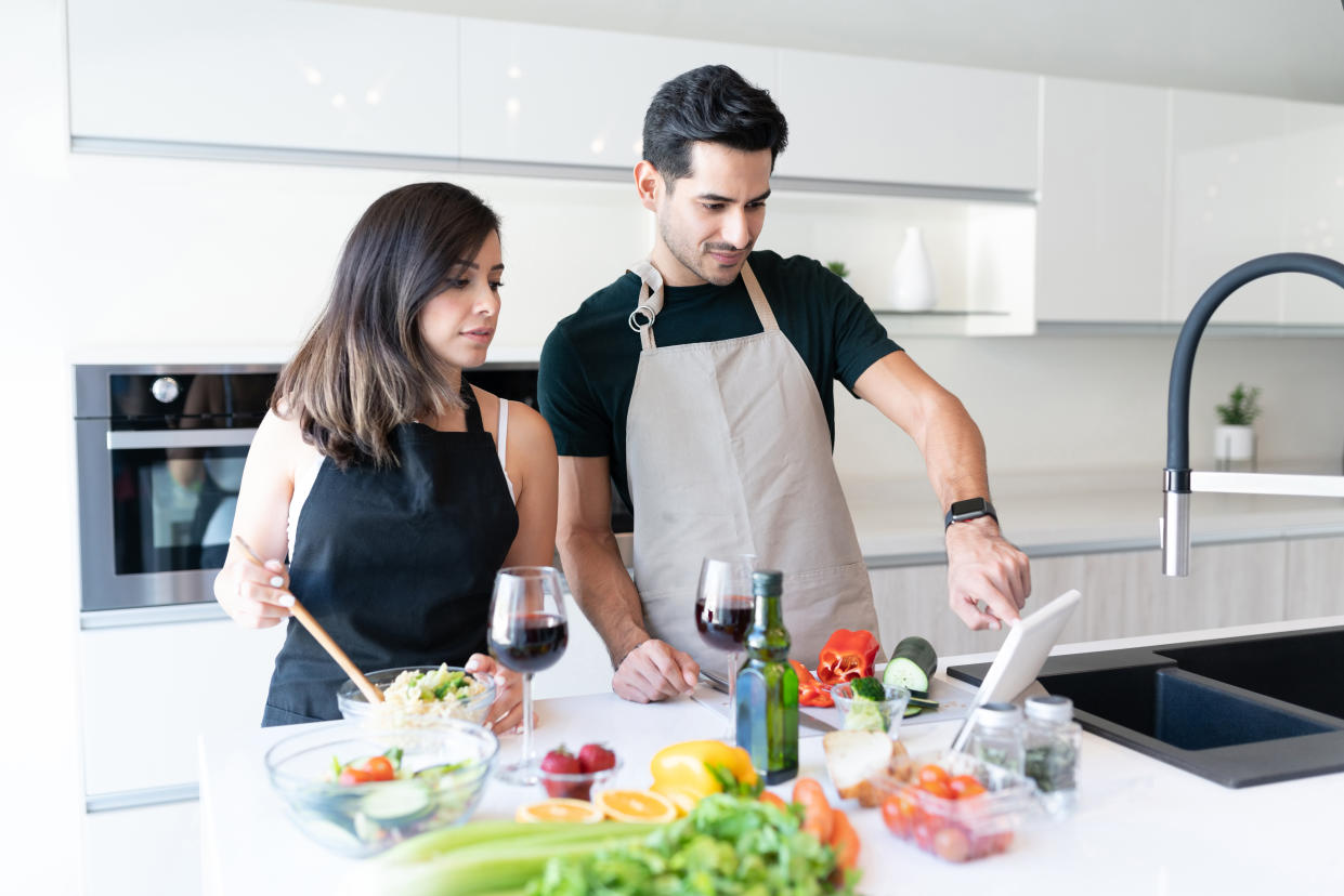 Tener las herramientas de cocina necesarias te ahorrara muchos esfuerzos para que te sea más fácil disfrutar cocinando. Foto: Getty Images. 