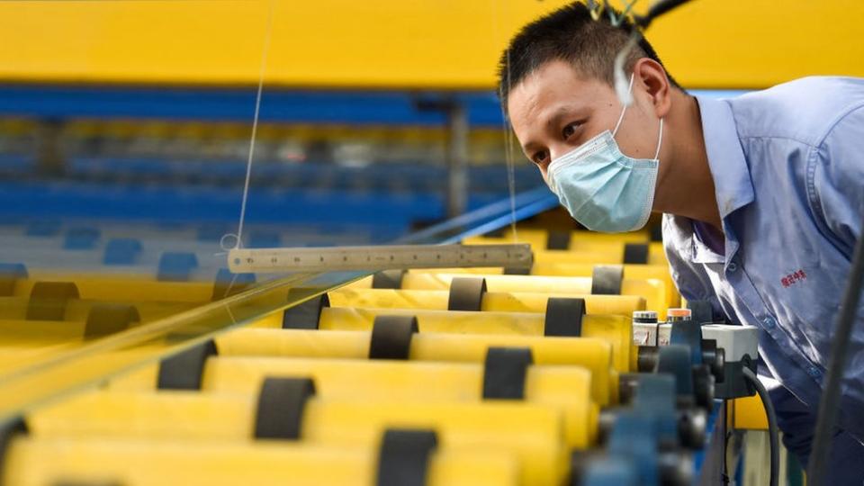 Trabajador chino en una fábrica.