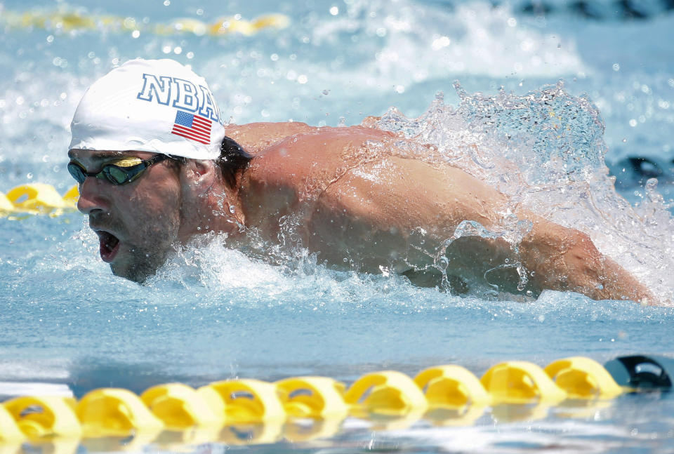 Michael Phelps compite en los 100 metros mariposa durante el Grand Prix Arena de natación, el jueves 24 de abril de 2014, en Mesa, Arizona. (Foto AP/Matt York)