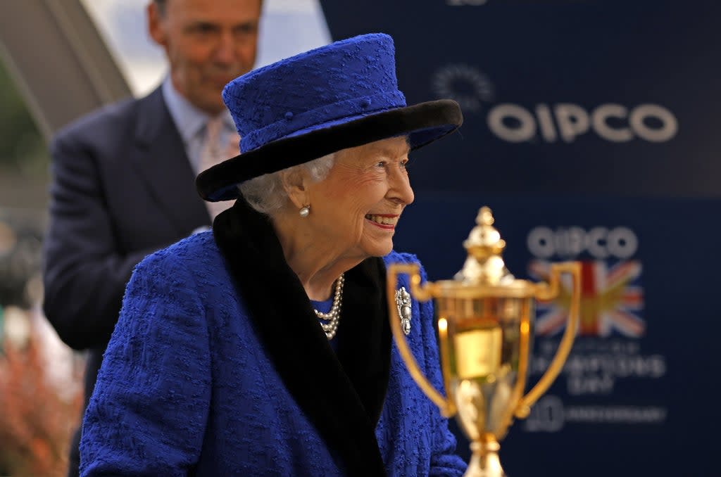 The Queen presents a trophy at Ascot Racecourse on 16 October, 2021.  (PA)