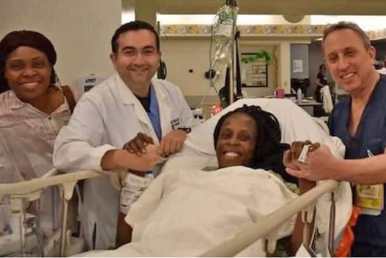 Halima Cissé, con los médicos que la atendieron