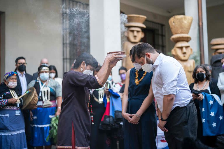 El presidente Gabriel Boric y su pareja Irina Karamanos participan en un evento con autoridades mapuches en Santiago (Archivo)