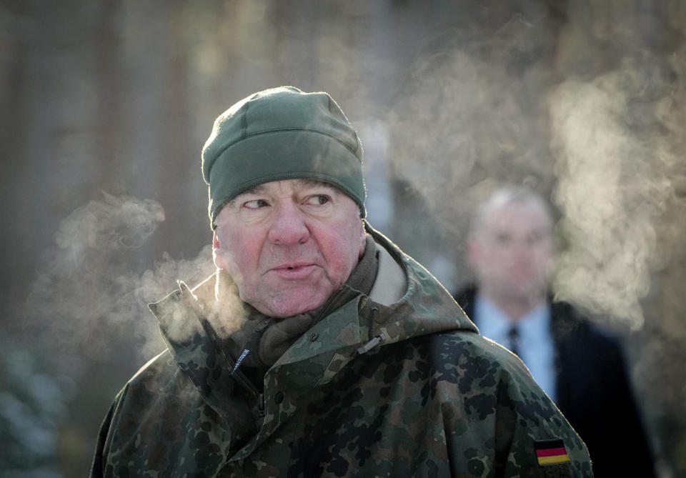 Pistorius beobachtet auf dem Truppenübungsplatz Paprade die Übung "Griffin Lightning" unter Beteiligung von Bundeswehrsoldaten des deutschen Jägerbataillons 413 Enhanced Vigilance Activities-Brigade. - Copyright: picture alliance/dpa | Kay Nietfeld