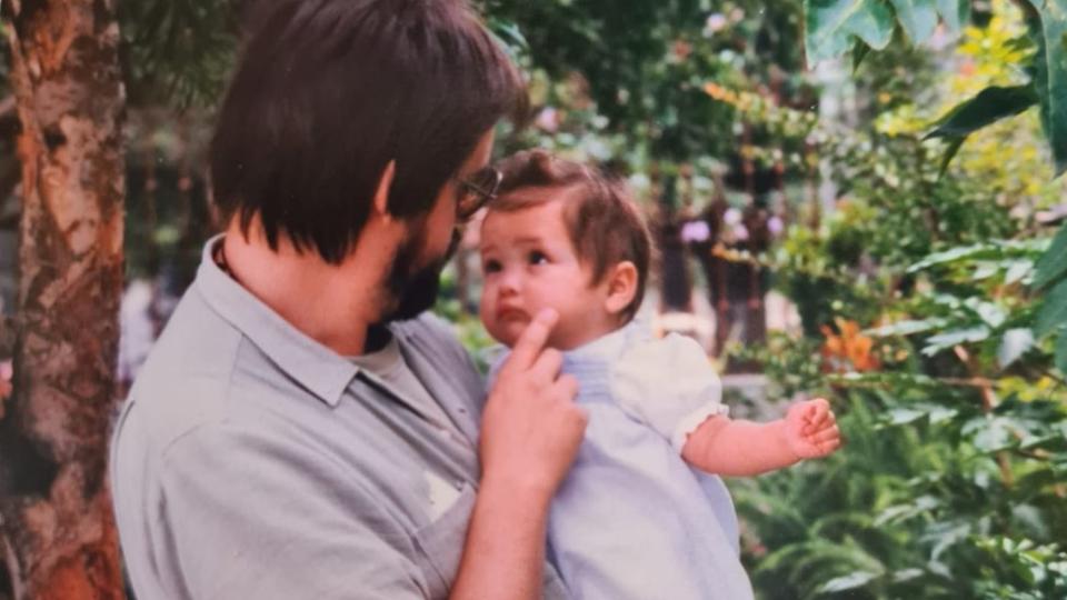 Mariela con su papá adoptivo