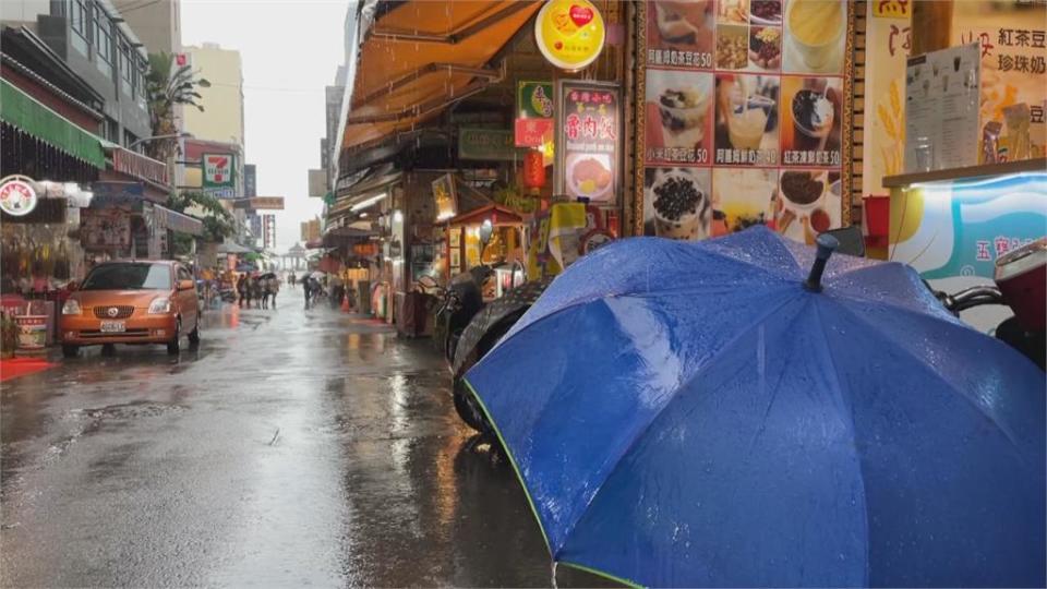 德基下雨...可惜「毛毛的」　日月潭大雨遊客歡呼