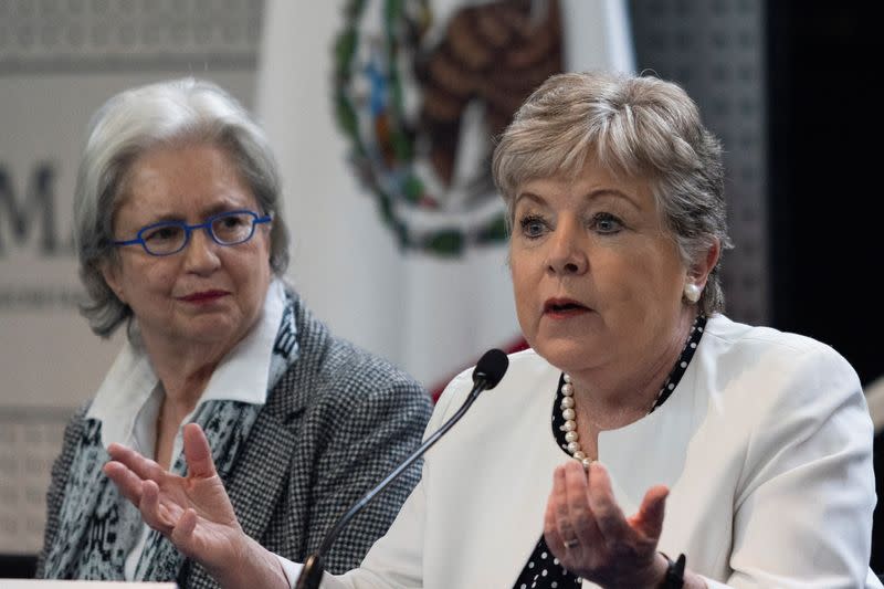 Mexican embassy staff return to Mexico after the embassy in Quito was raided by Ecuadorian police