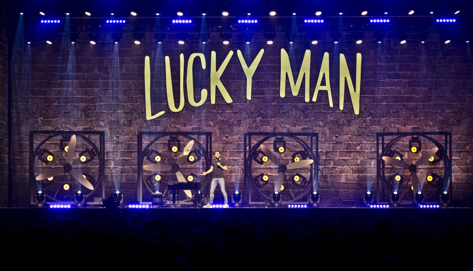 <p>Sein aktuelles Bühnenprogramm „Lucky Man“, das vielerorts ausverkauft ist, bezieht sich auf Lukes Leben. Um genau zu sein auf seine Generation: die Kids der 90er-Jahre. In seinen Witzen geht es um die Schulzeit, Pubertät und Beziehungen.(Bild: Getty Images) </p>