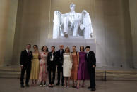 El presidente Joe Biden y la primera dama Jill Biden posan con su familia durante el concierto "Celebrating America" en el Lincoln Memorial en Washington, el miércoles 20 de enero del 2021 tras la ceremonia de investidura. (Joshua Roberts/Pool photo via AP)