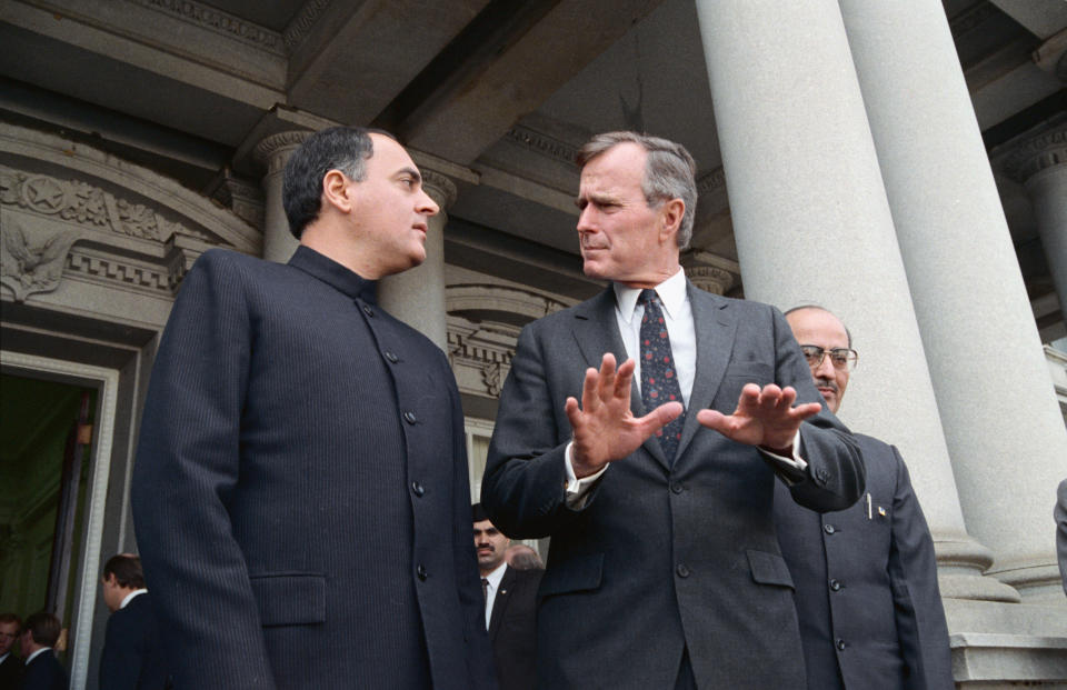 George Bush and Rajiv Gandhi Conversing