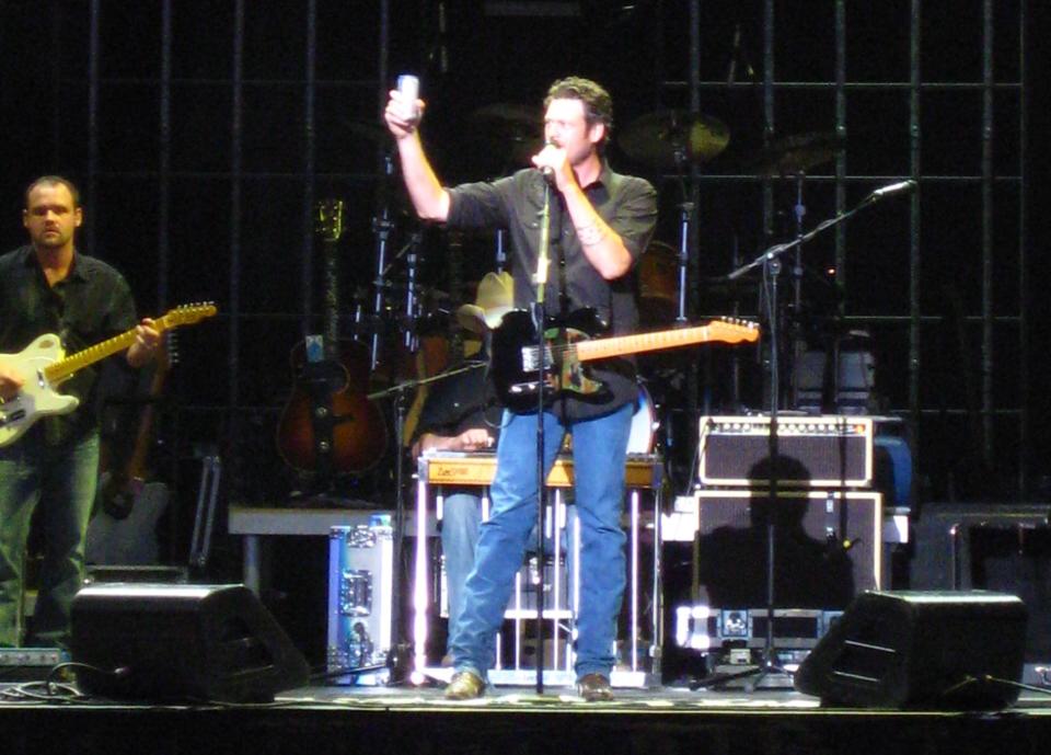 During a concert, Shelton stuns in a casual T-shirt and blue denim pant to match