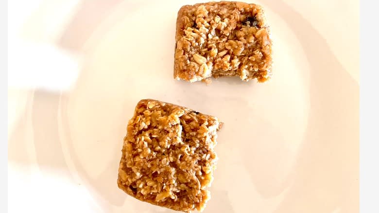 Bobo's cinnamon raisin bar