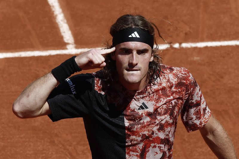 El griego Stefanos Tsitsipas celebra ganar su partido de segunda ronda contra el español Roberto Carballes Baena, en el Abierto de Francia, Roland Garros, París, Francia