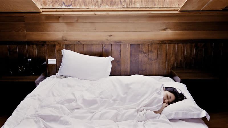 重症醫建議枕頭高度不宜超過12公分。（圖／翻攝自 Pixabay）