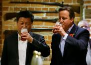 Chinas Präsident Xi Jinping und der ehemalige britische Premierminister David Cameron 2015 beim Besuch eines Pubs in Princes Risborough, England. (Bild: Kirsty Wigglesworth - WPA Pool/Getty Images)