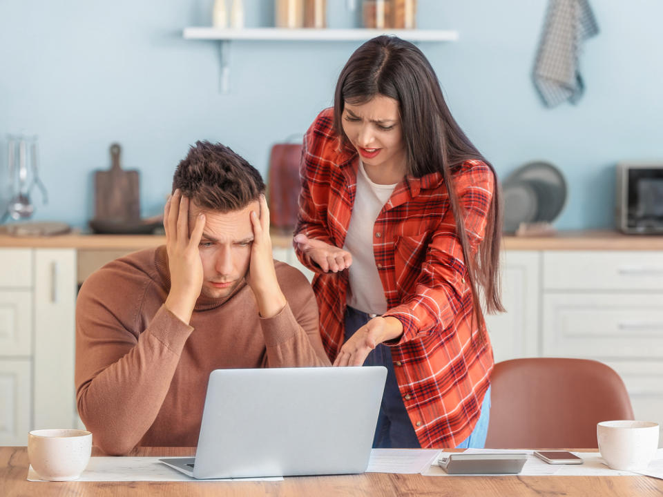 Das Thema Finanzen kann in Beziehungen schnell zum Streit führen. (Bild: Shutterstock.com / Pixel-Shot)