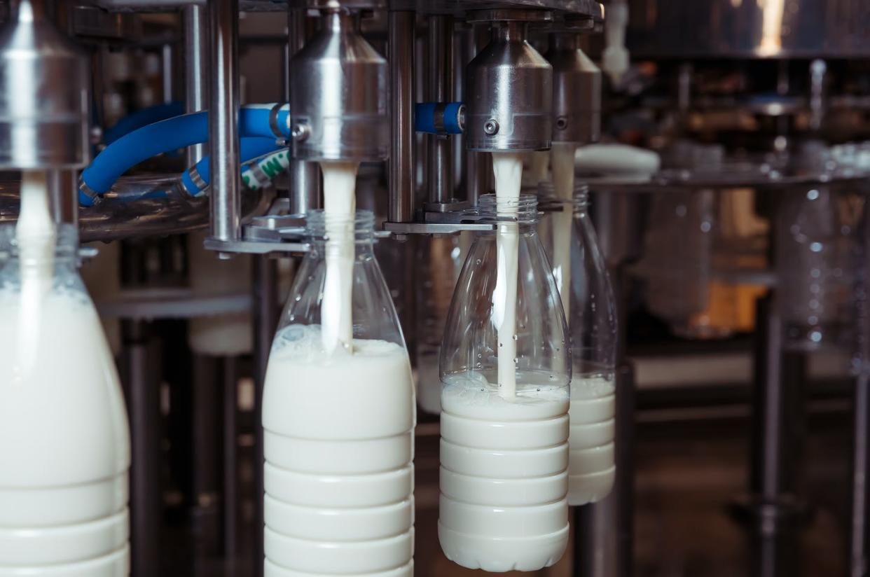   <span class="attribution"><a class="link " href="https://www.shutterstock.com/es/image-photo/filling-milk-plastic-bottles-factory-equipment-1696299955" rel="nofollow noopener" target="_blank" data-ylk="slk:Denis Babushkin / Shutterstock;elm:context_link;itc:0;sec:content-canvas">Denis Babushkin / Shutterstock</a></span>