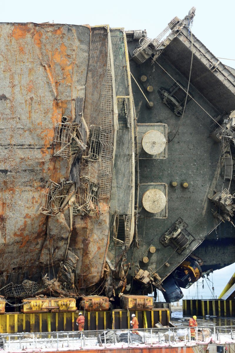 2014年4月16日沉沒、奪走304人性命的南韓渡輪世越號，已經被打撈出水（AP）