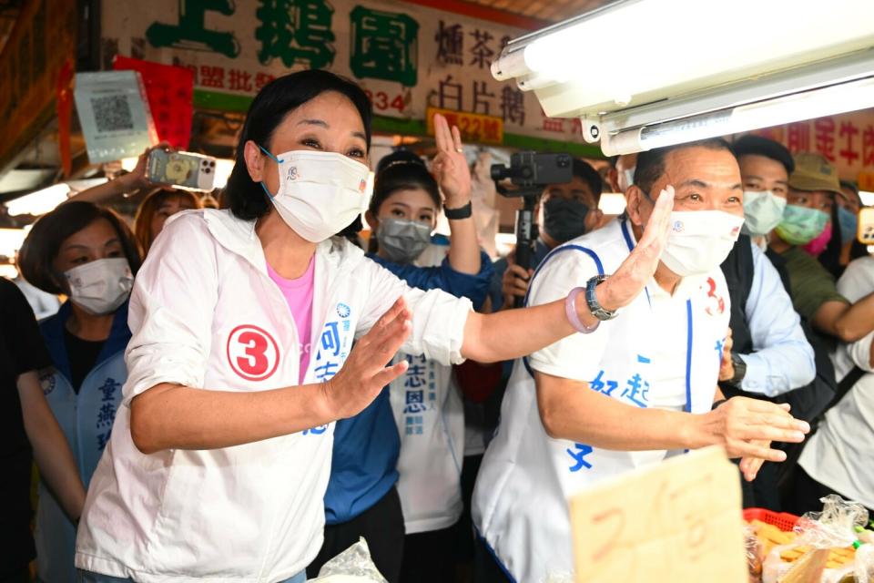 侯友宜(右)南下陪柯志恩市場拜票。   圖:柯志恩競辦提供