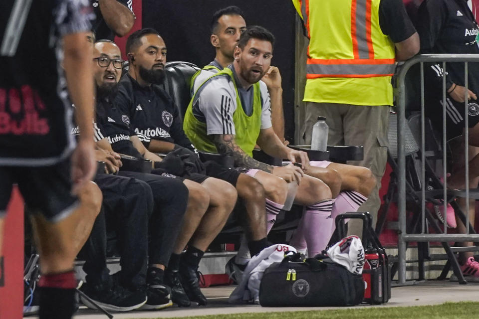 Lionel Messi, delantero del Inter Miami, observa desde la banca el partido de la MLS ante los Red Bulls de Nueva York, el sábado 26 de agosto de 2023, en Harrison, Nueva Jersey (AP Foto/Eduardo Muñoz Álvarez)