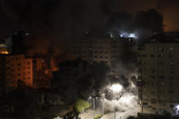 <p>E' guerra aperta tra Israele e Hamas, con decine di morti e centinaia di feriti, e l'escalation di attacchi da ambo le parti prosegue. 1.050 fra razzi e colpi di mortaio sono stati lanciati dalla Striscia contro lo Stato ebraico, in particolare su Tel Aviv e altre città israeliane. Le autorità hanno proclamato lo stato d'emergenza nella città di Lod. Preso di mira anche l'aeroporto Ben Gurion. In risposta l'esercito israeliano ha compiuto oltre 500 attacchi contro obiettivi terroristici di Hamas e Jihad nella Striscia. Oggi previsto un vertice urgente del Consiglio di sicurezza dell'Onu. (AP Photo/Khalil Hamra)</p> 