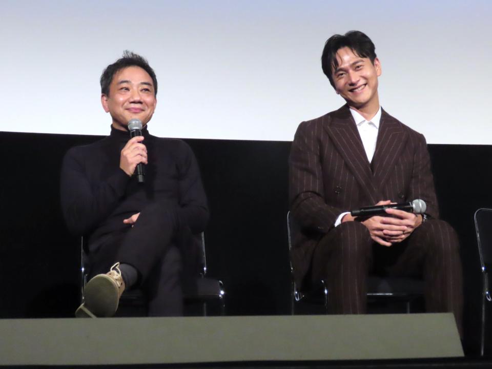 導演蕭雅全（左）對劉冠廷的字跡感到不滿意，讓劉冠廷無奈急反駁。