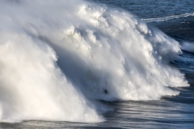 Big Wave Surfers Head to Nazare