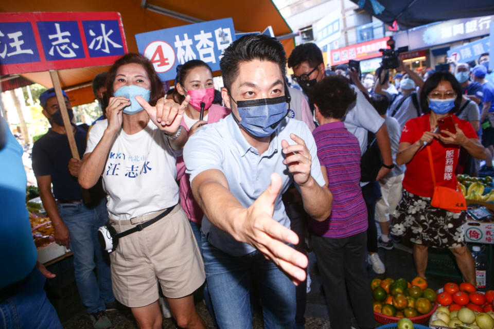 國民黨台北市長候選人蔣萬安10日到北投自強市場掃街拜票，握緊每一雙手。蔣萬安受訪時表示，台北市已經停滯8年，世界變化很快，台北無法再空轉下去，他展現破釜沉舟、一定要贏的決心，宣布正式請辭立委職務，全心全意全力為台北打拚，帶領台北重新啟動。（鄧博仁攝）