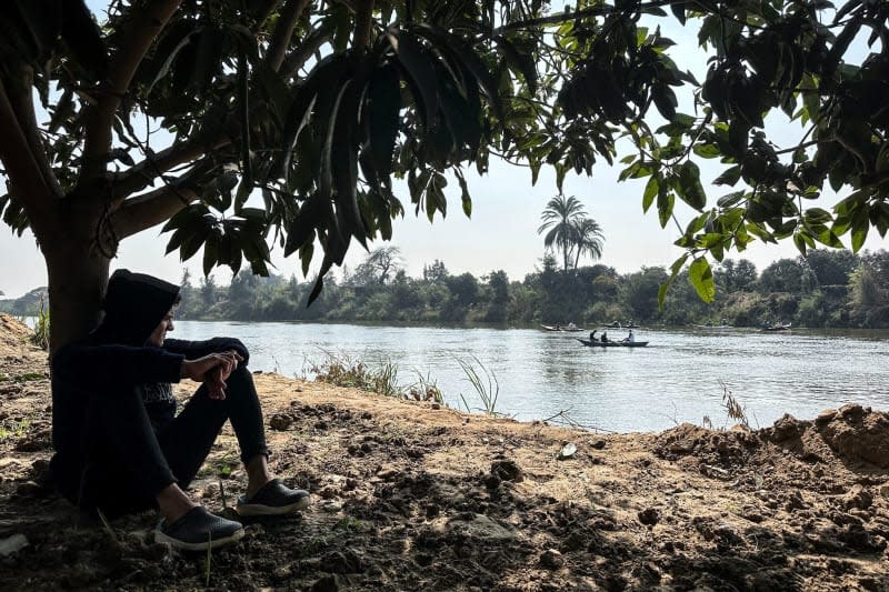 Villagers watch as fishermen search for bodies and survivor in the river Nile in Monsha'et El Kanater, after a ferry boat carrying labourers sunk leaving at least three people dead. Search and rescue efforts are under way for missing people in the accident, Egyptian media reported. The small boat was carrying eight to 10 workers when it sank, state-owned newspaper al-Ahram reported online. Mahmoud Elkhwas/dpa