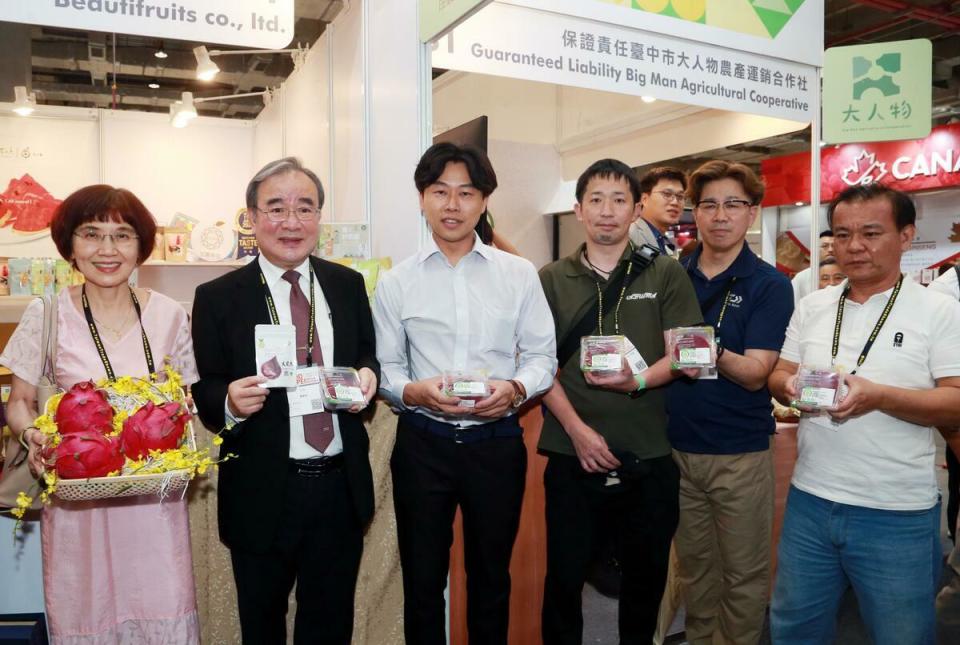 2024年台北國際食品展覽會今(26)日於南港展覽館開幕，展示台灣農產在國際市場的成就。農業部也同時宣布，經多年談判，紅肉火龍果將於7月進入日本市場。   圖：農業部／提供