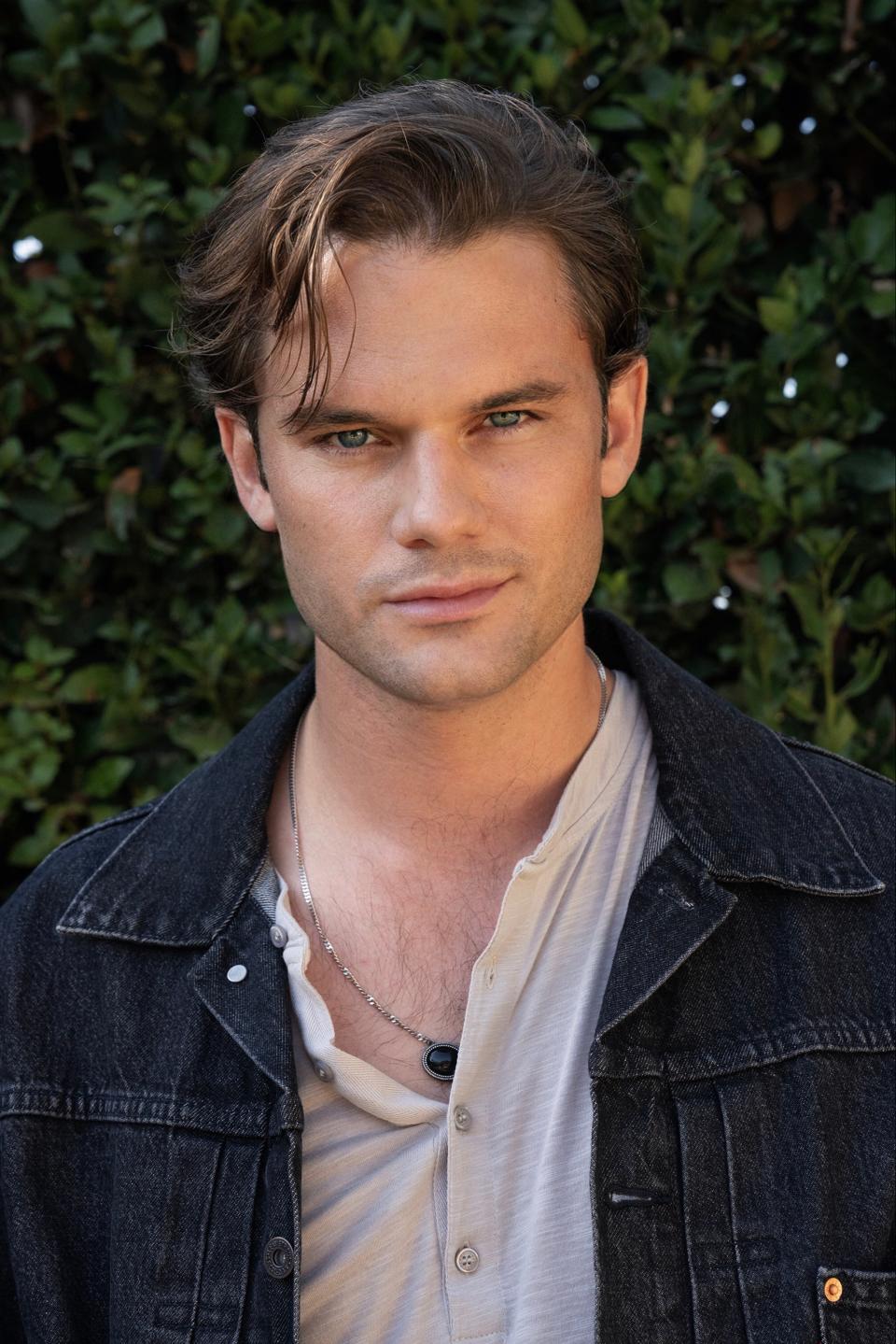 Jeremy Irvine will play Henry Beauchamp, Claire’s dad.