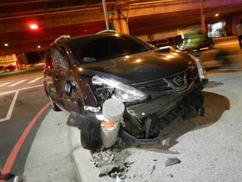 台中市西屯區環中路、漢翔路口，今天凌晨發生兩輛自小客車，疑因違反號誌管制及違反標線指示等，造成衝撞意外，3人受創送醫。（圖／民眾提供／中國時報陳世宗台中傳真）