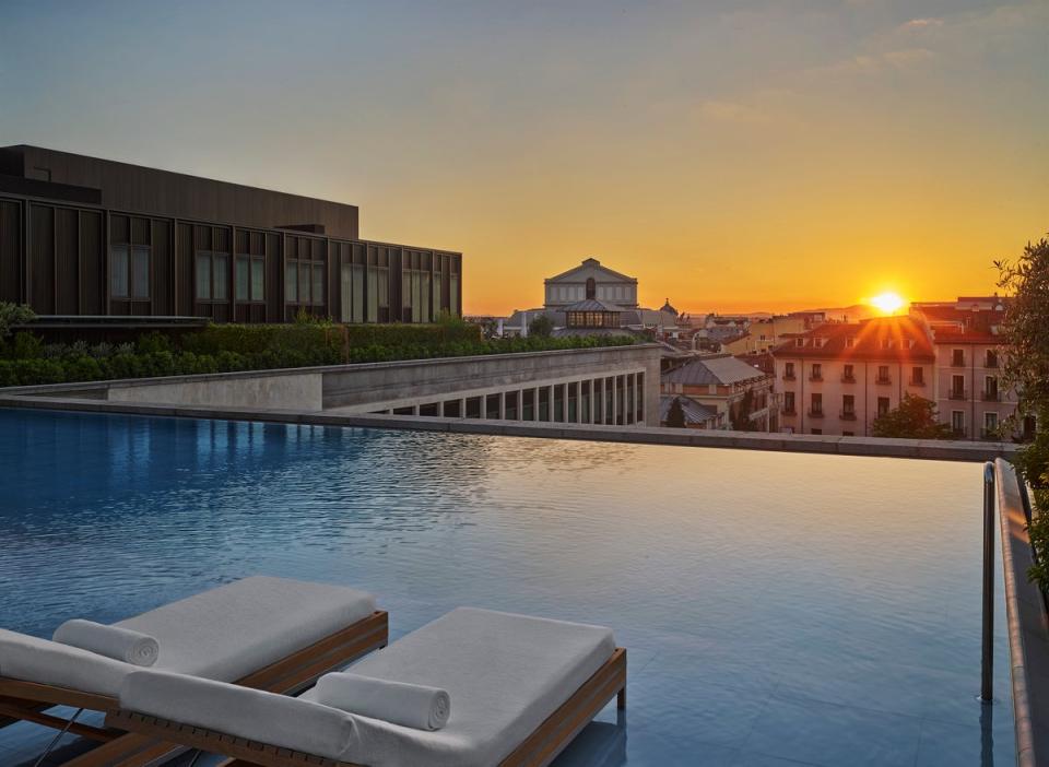 The rooftop pool at Madrid EDITION (The Madrid EDITION)