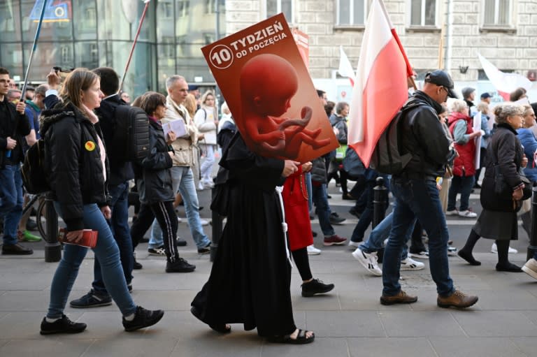 Activistas contrarios al aborto se manifiestan por las calles de Varsovia en una autodenominada Marcha por los Niños, el 11 de abril de 2024 en la capital polaca (Sergei Gapon)