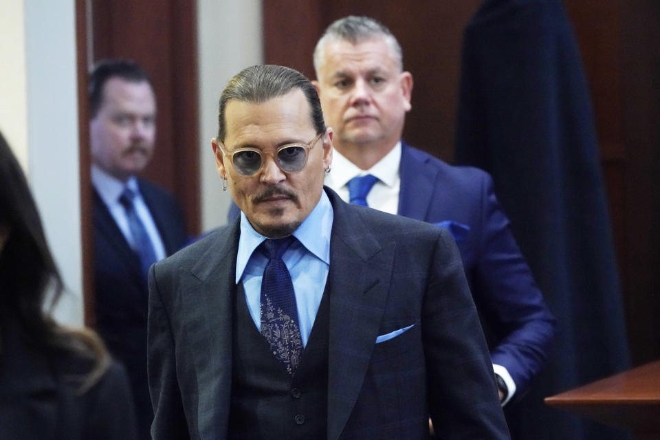 El actor Johnny Depp llega a la sala del tribunal después del almuerzo, en la Corte de Circuito del Condado de Fairfax, el lunes 2 de mayo de 2022 en Fairfax, Virginia. Depp demandó a su exesposa Amber Heard por difamación por un artículo de opinión que ella escribió en 2018 en el que se refirió a sí misma como una "figura pública que representa el abuso doméstico". (Foto AP/Steve Helber, Pool)