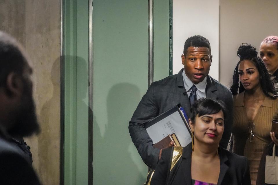 Jonathan Majors, top center, returns to court after a lunch break in his domestic assault trial, Tuesday, Dec. 5, 2023, in New York. (AP Photo/Bebeto Matthews) (Copyright 2023 The Associated Press. All rights reserved.)