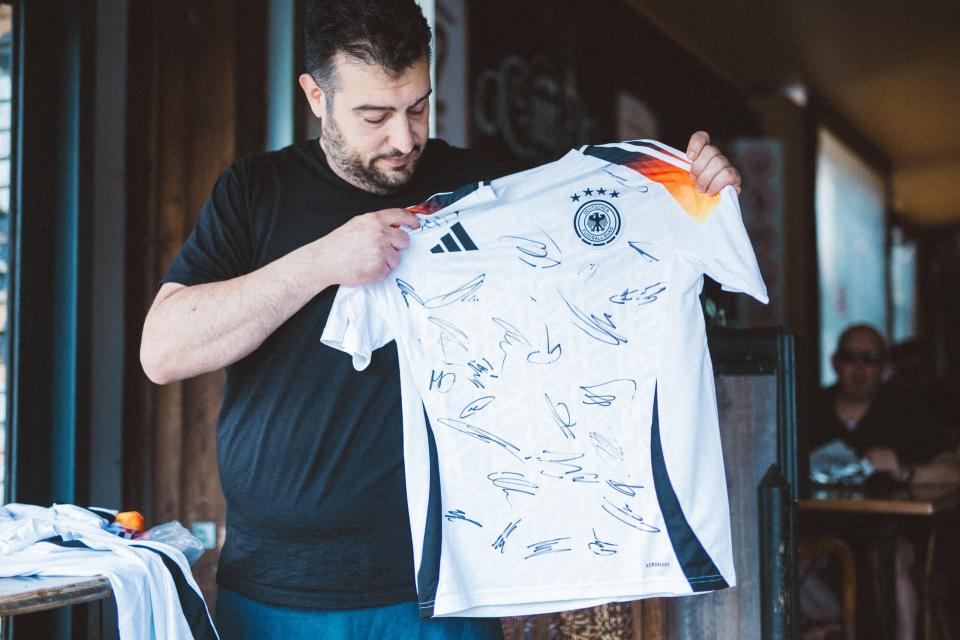 Als Keles die deutsche Nationalmannschaft mit seinem Döner im Teamquartier im bayerischen Herzogenaurach beliefert, bringen die Spieler ihren Dank mit einem signierten Trikot zum Ausdruck. - Copyright: Samira Joy Frauwallner für Business Insider