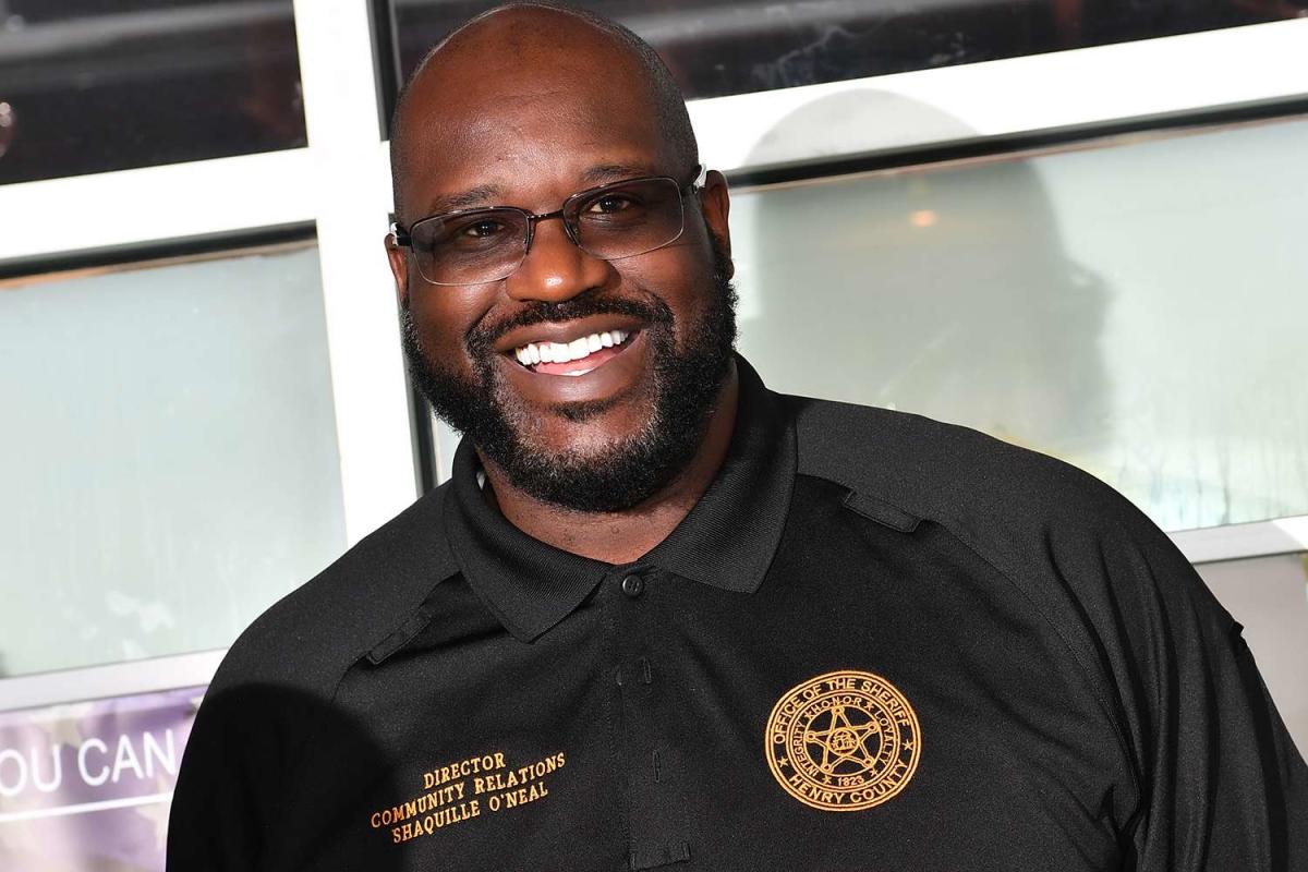 Shaquille O'Neal denies dating the woman in the viral photo – and jokingly shares similar pictures with other women