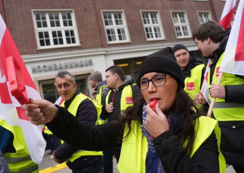 Participants demonstrate in front of the Hochbahn headquarters in the city center. Much of Germany's public transport will remain out of service on Friday, as the second round of warning strikes by the trade union Verdi climaxes. Marcus Brandt/dpa