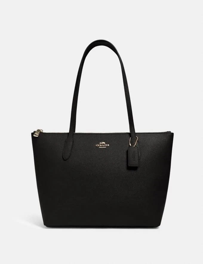 Tote con cremallera superior. Imagen vía Coach Outlet.