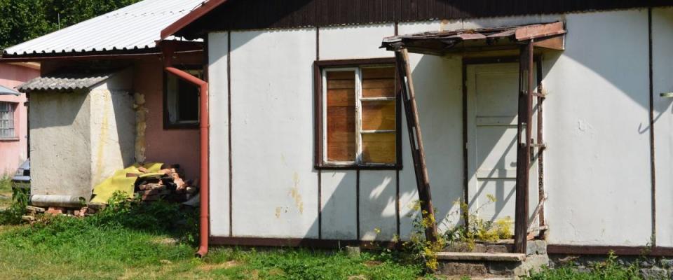 old ugly house before reconstruction