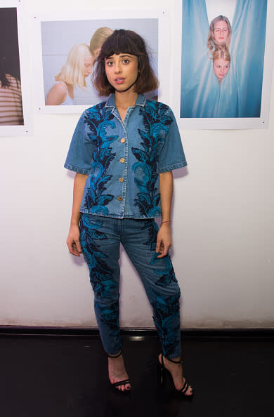 Matchy-matchy. La cantante Foxes se animó a combinar camisa y pantalón de mezclilla con bordados y lució fabulosa. - Foto: Samir Hussein/Getty Images for Urban Outfitters