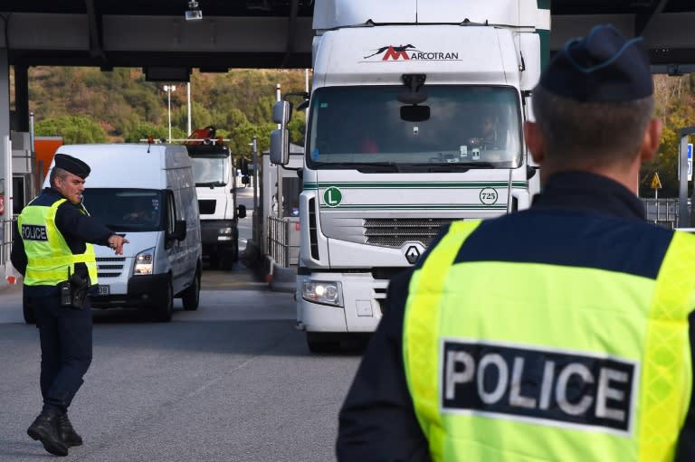 Some 30,000 police officers, including 4,000 border police, have been mobilised to help secure France's borders at 285 crossing points for the climate change talks in Paris, recently hit with deadly attacks