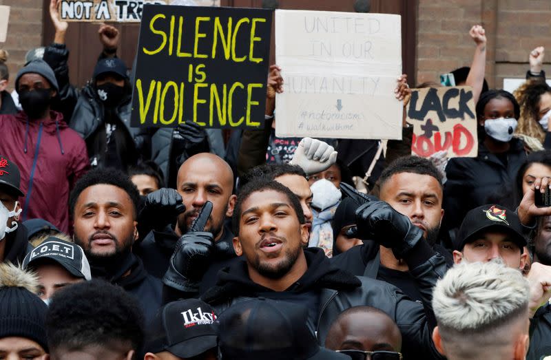 El boxeador Anthony Joshua, junto a manifestantes durante una protesta de Black Lives Matter, después de la muerte de George Floyd que murió bajo custodia policial en Mineápolis, en Watford, Gran Bretaña.