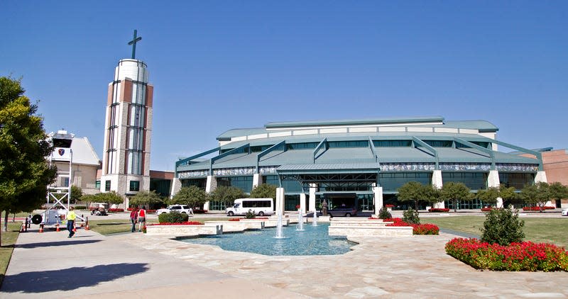 PLANO, TX - OCTOBER 18: People arrive for the the North Texas Presidential Forum at the Prestonwood Baptist Church in October 18, 2015 in Plano, Texas. Republican Presidential candidates were invited to address the audience for 10 minutes, followed by a 10 minute discussion with Dr. Jack Graham, pastor of Prestonwood Baptist Church. - Photo: Stewart F. House (Getty Images)