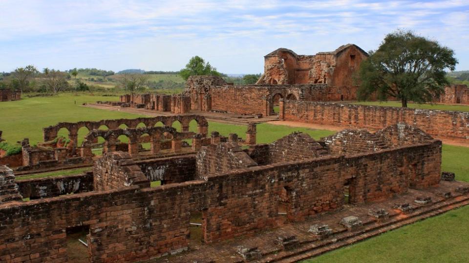 Vista de las ruinas de la misión jesuítica en Trinidad, Paraguay.