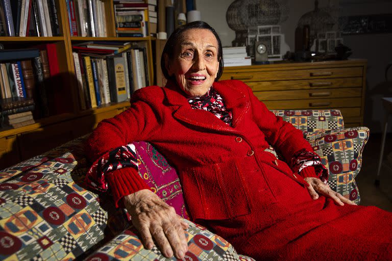 La artista Francoise Gilot, exesposa de Pablo Picasso, en su casa de Nueva York, el 13 de enero de 2022 (Landon Nordeman/The New York Times)