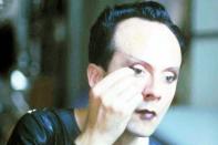 Klaus Nomi wurde in Immenstadt geboren, doch nachdem der musikalische Durchbruch in Deutschland ausgeblieben war, versuchte er sein Glück in Amerika - mit Erfolg. 1979 stand er mit David Bowie auf der Bühne. Etwa im Jahr 1982 bekam der Countertenor die Diagnose HIV. Damals war die Krankheit noch weitgehend unbekannt. Im August 1983 verstarb der Sänger. (Bild: ZDF / Gabriele Lafari)