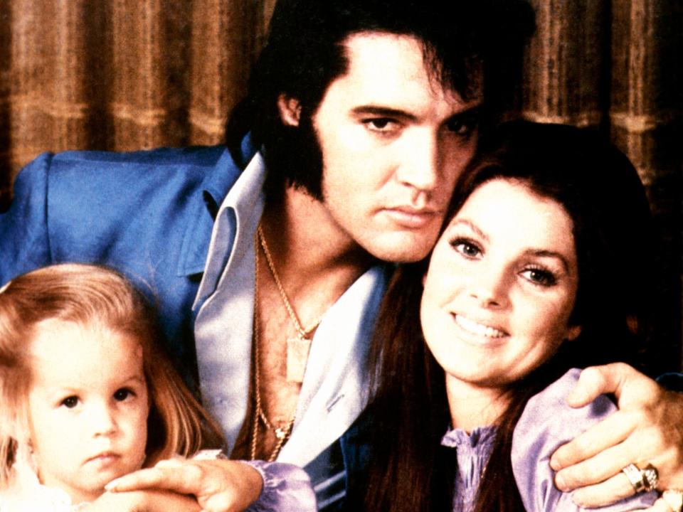 USA Photo of Lisa-Marie PRESLEY and Priscilla PRESLEY and Elvis PRESLEY, with his wife Priscilla and daughter Lisa-Marie - c.1970