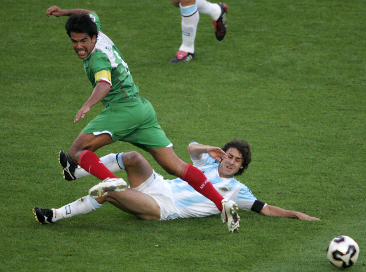 Pável Pardo en un partido con México ante Argentina en la Copa Confederaciones 2005. (JOHN MACDOUGALL/AFP via Getty Images)