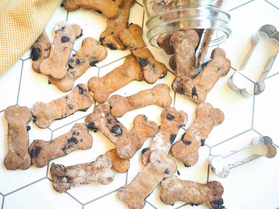 homemade dog treats, blueberry, oats, and peanut butter dog treats, southern bytes